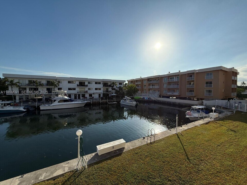 3522 NE 171 St in Miami, FL - Building Photo