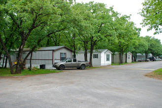 Thousand Oaks Mobile Home Park in Mansfield, TX - Building Photo - Building Photo