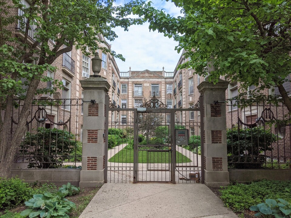 906 Elmwood Ave, Unit 11-G1 in Evanston, IL - Building Photo