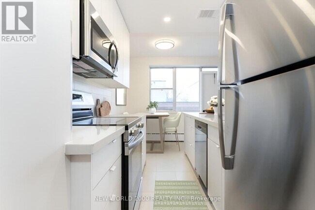 1220 Bayview Ave in Toronto, ON - Building Photo - Building Photo