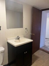 44 Wells St, Unit One Bedroom Apartment in in Manchester, CT - Foto de edificio - Building Photo