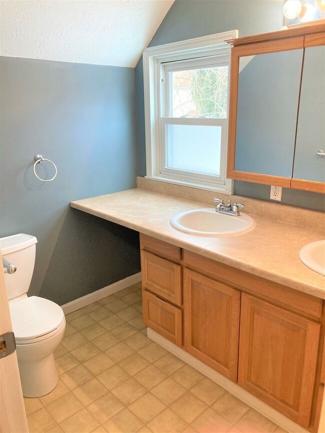 2876 Hudson Dr in Cuyahoga Falls, OH - Building Photo - Building Photo