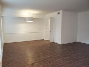 361 N Post Oak Ln in Houston, TX - Building Photo - Building Photo