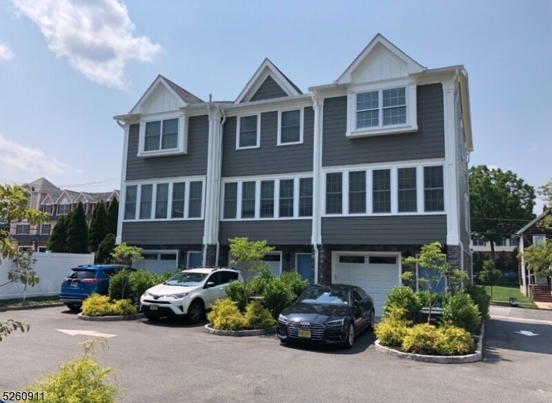 112 Cacciola Pl in Westfield, NJ - Building Photo