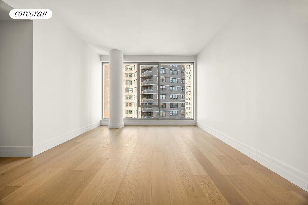 222 E Broadway in New York, NY - Building Photo