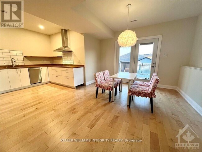 744 Meadowridge Cir in Ottawa, ON - Building Photo - Building Photo