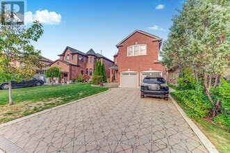 35 Hartrick Pl in Whitby, ON - Building Photo - Building Photo