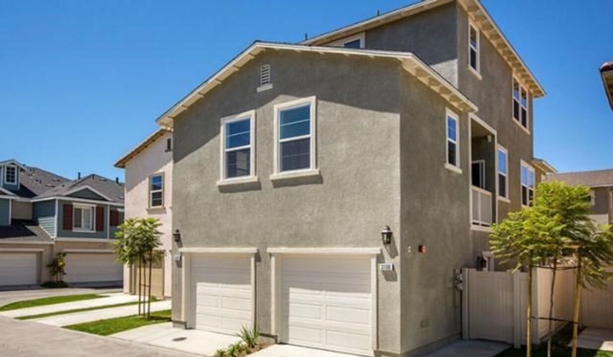 3108 Lisbon Ln in Oxnard, CA - Building Photo