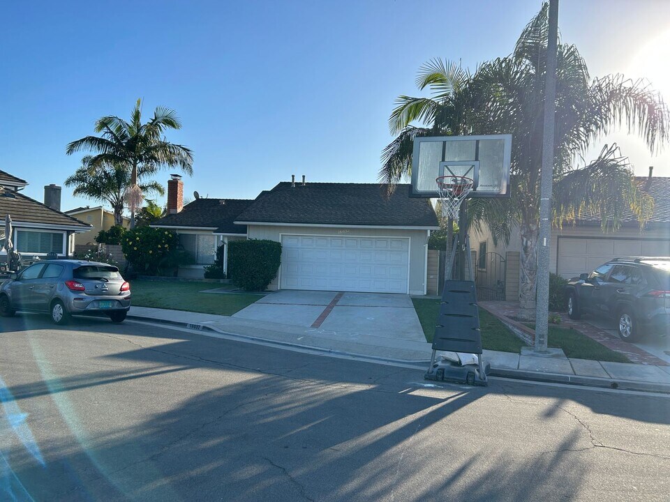18032 Freshwater Cir in Huntington Beach, CA - Building Photo