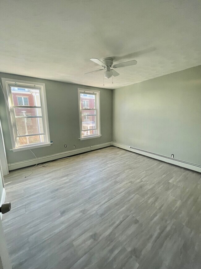 206 Paris St in Boston, MA - Building Photo - Building Photo