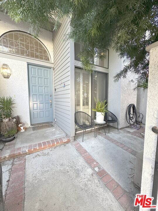 18701 Hatteras St in Los Angeles, CA - Building Photo