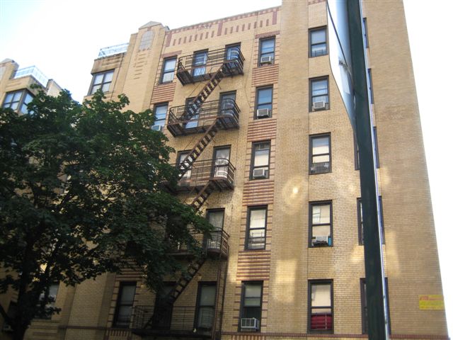 2055 Cruger Ave in Bronx, NY - Foto de edificio - Building Photo