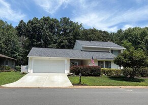 276 W Meadowland Ln in Sterling, VA - Building Photo