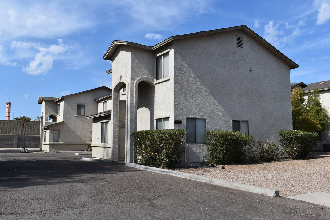 7351 N Black Canyon Hwy in Phoenix, AZ - Building Photo