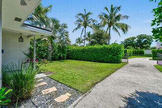 321 E Lakewood Rd in West Palm Beach, FL - Building Photo - Building Photo