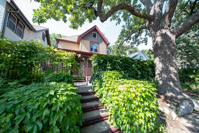 property at 918 E 17th St
