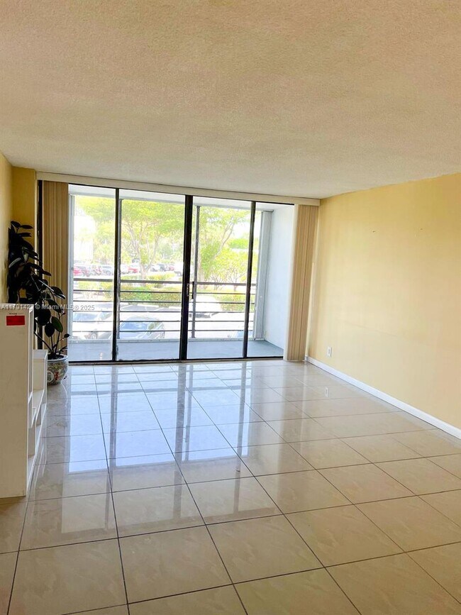 20400 W Country Club Dr in Aventura, FL - Building Photo - Building Photo