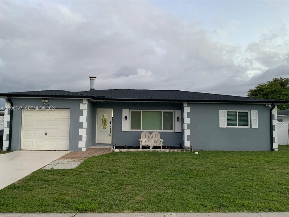 11128 Median St in Boca Raton, FL - Building Photo