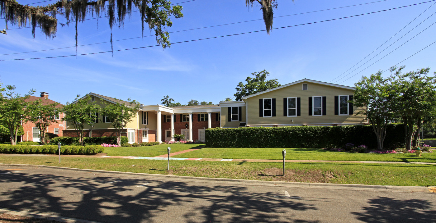 Theta in Tallahassee, FL - Foto de edificio