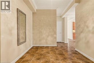 4000 Creekside Dr in Dundas, ON - Building Photo - Building Photo