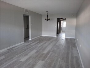 955 51st St N, Unit 107 in St. Petersburg, FL - Building Photo - Building Photo