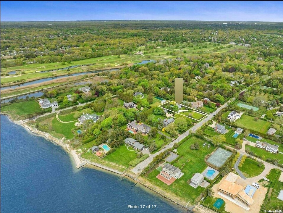 36 Thorn Hedge Rd in Bellport, NY - Foto de edificio