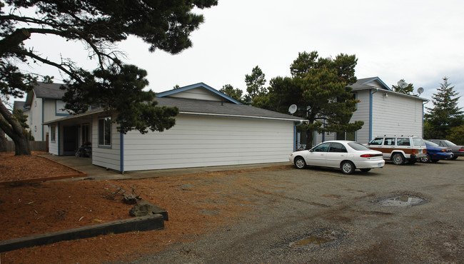 The Rhododendron Apartments in Florence, OR - Building Photo - Building Photo