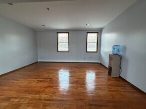 22-24-24 Paterson St in Jersey City, NJ - Building Photo - Building Photo