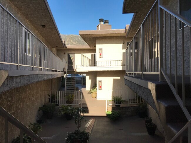 3242 Fairesta St in Glendale, CA - Building Photo - Building Photo