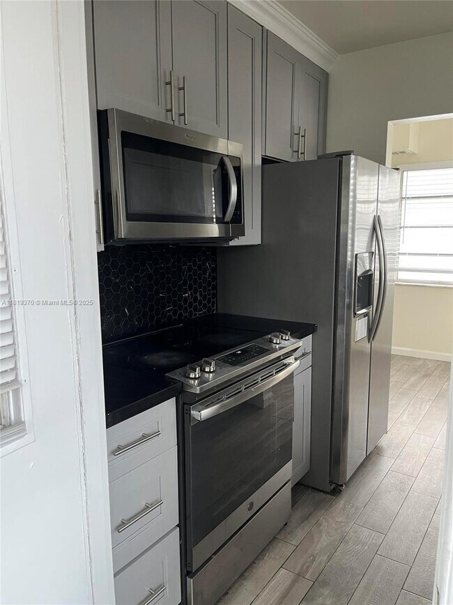 2061 NW 81st Ave in Pembroke Pines, FL - Building Photo - Building Photo