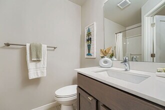 1807 SW 96th Ln in Seattle, WA - Foto de edificio - Building Photo