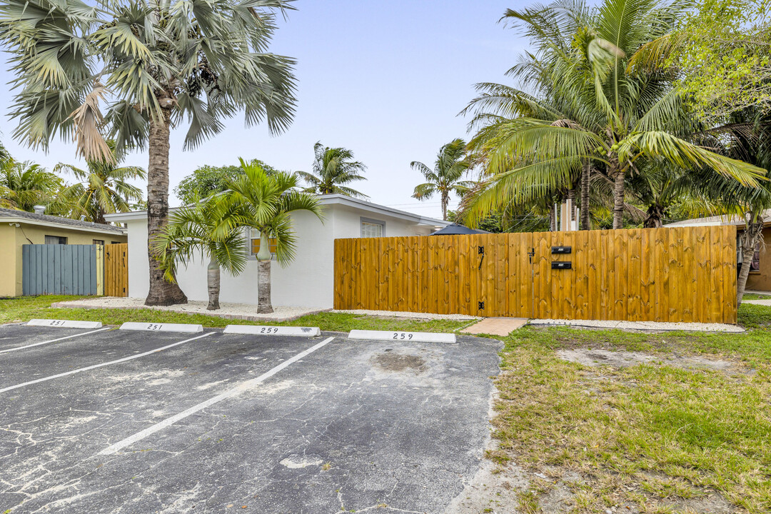 259 NE 40th Ct in Oakland Park, FL - Building Photo