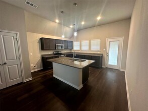 12038 Summertime Dr in Willis, TX - Foto de edificio - Building Photo