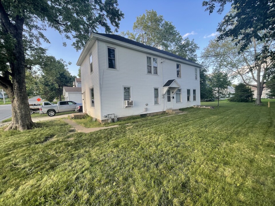 105 N Williams St in Anamosa, IA - Building Photo