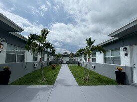 2300 Douglas St in Hollywood, FL - Building Photo