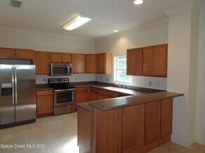 630 Cedar Side Cir NE in Palm Bay, FL - Foto de edificio - Building Photo