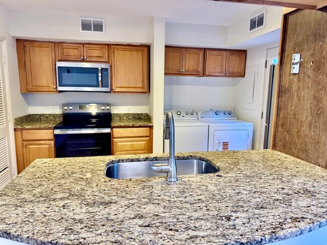 100 Mathews Dr, Unit #7 in Hilton Head Island, SC - Foto de edificio - Building Photo