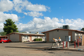 2000-2012 N Madelyn Ave in Tucson, AZ - Building Photo - Primary Photo