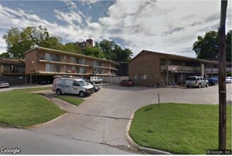1611 Riverside Dr in Tulsa, OK - Foto de edificio - Building Photo