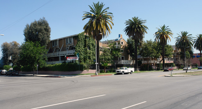 Parthenia Las Palmas Apartments in Van Nuys, CA - Foto de edificio - Building Photo