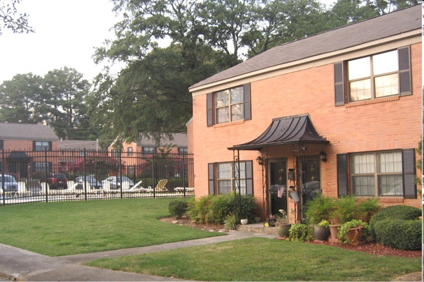 Roswell Court Condos in Atlanta, GA - Foto de edificio - Building Photo