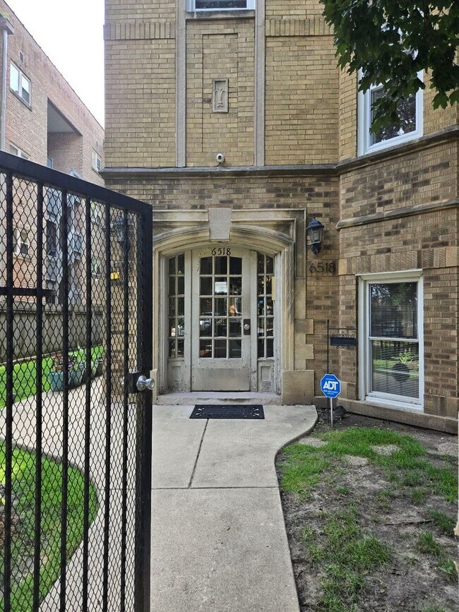 6518 N Mozart St in Chicago, IL - Building Photo - Building Photo