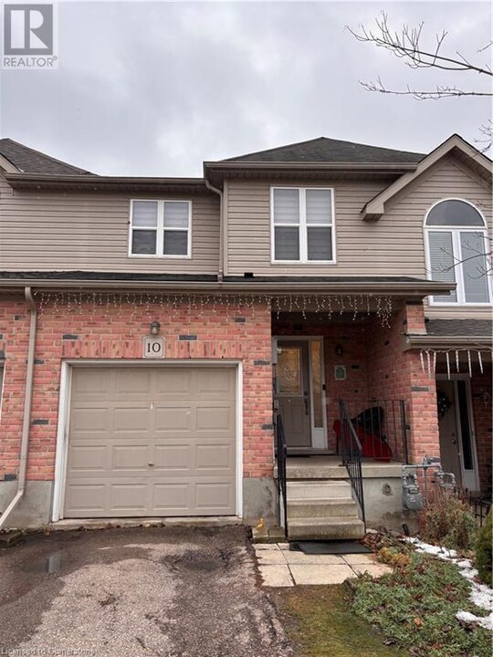 10 Brookfield Crescent in Kitchener, ON - Building Photo