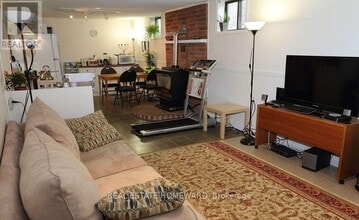 8 Kitching Dr in East Gwillimbury, ON - Building Photo - Building Photo