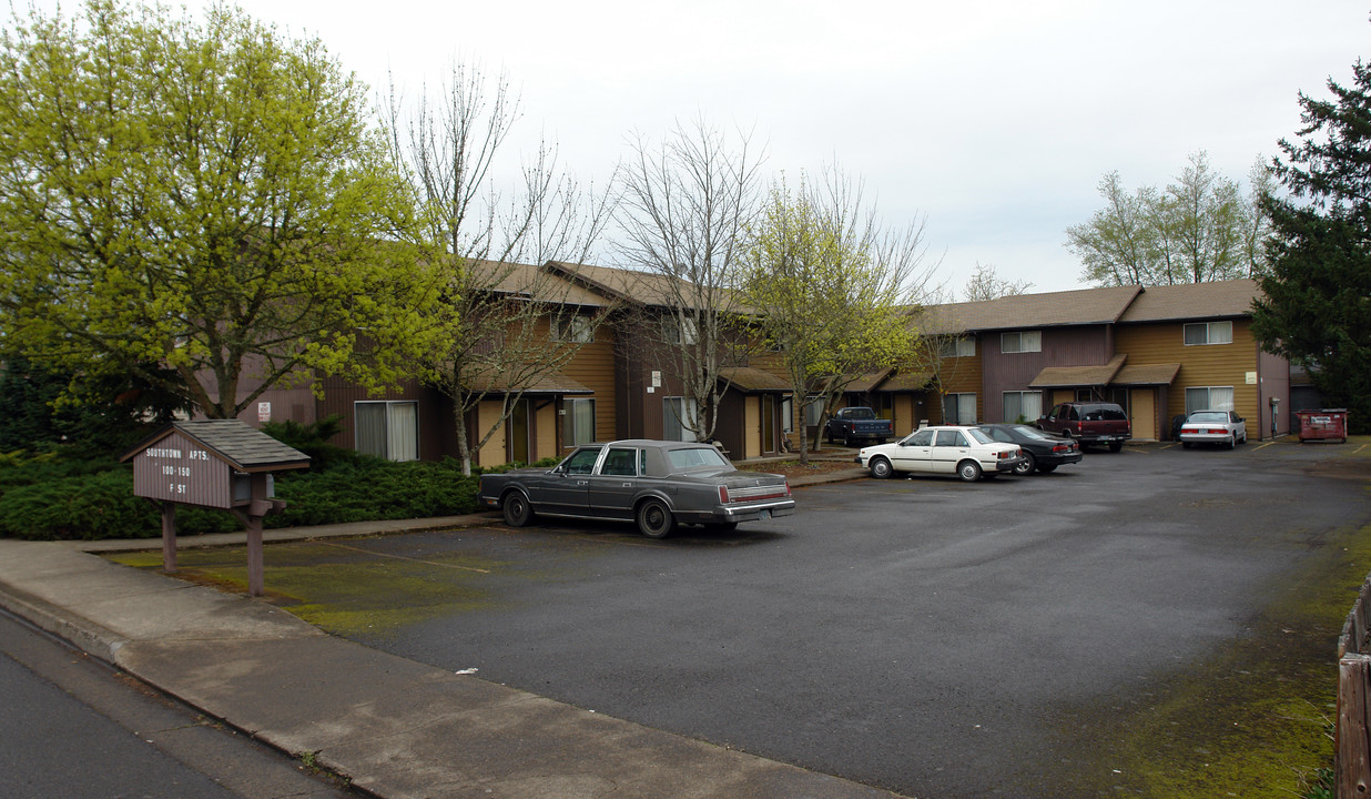 Southtown Apartments in Creswell, OR - Building Photo