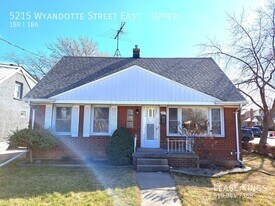 5215 Wyandotte St E in Windsor, ON - Building Photo