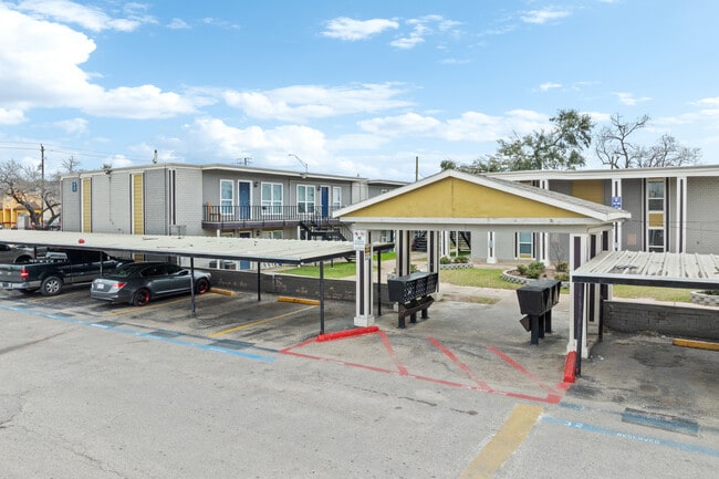 Plaza on Hammerly in Houston, TX - Building Photo - Building Photo