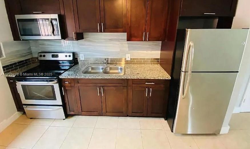 1467 NW 53rd St in Miami, FL - Building Photo