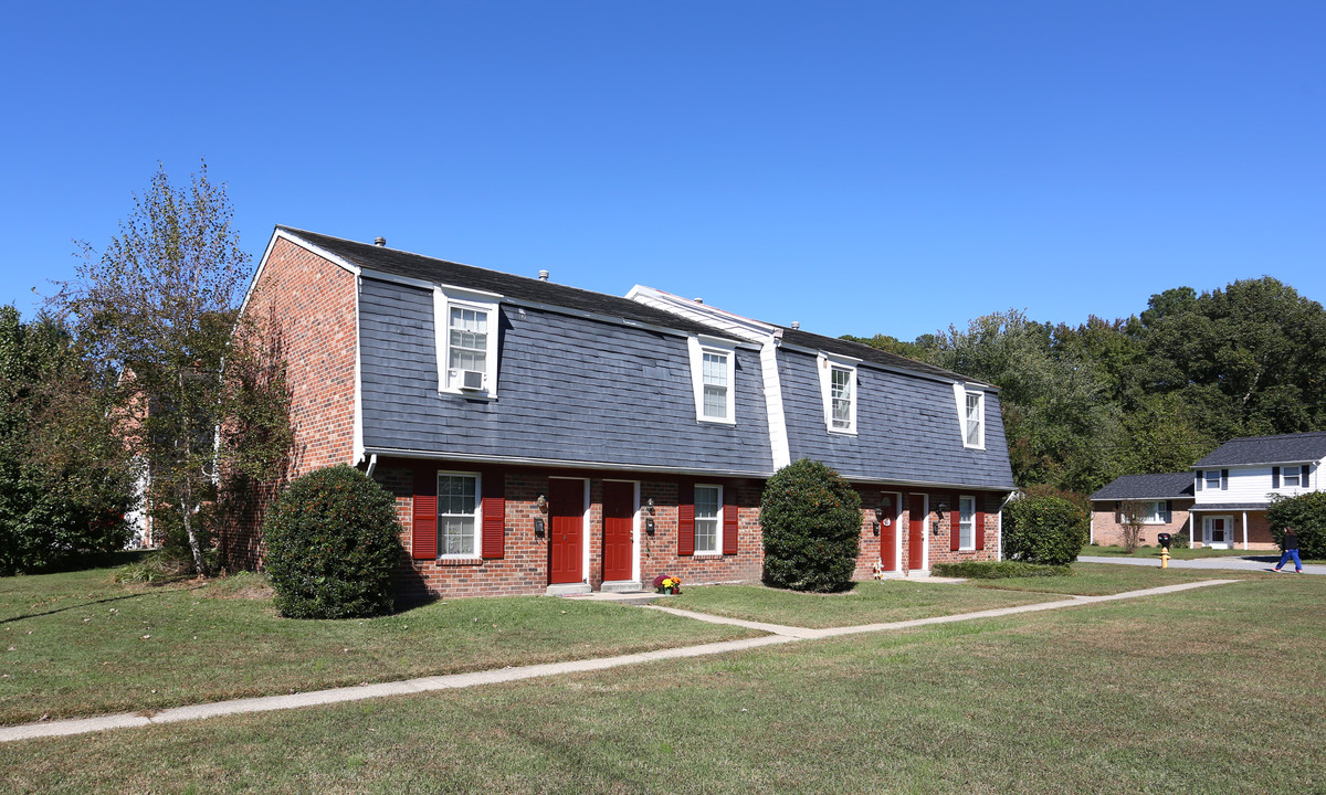 Hampton Court Townhomes in Colonial Heights, VA - Building Photo