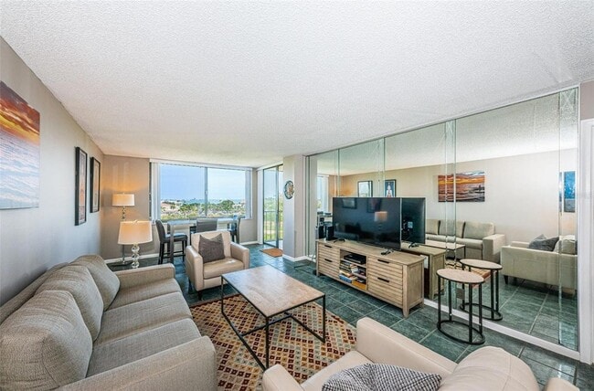 6104 Palma Del Mar Blvd S, Unit 605 in St. Petersburg, FL - Building Photo - Building Photo